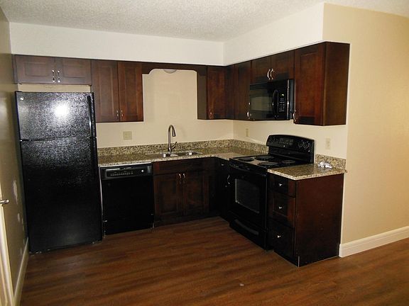 4th image of 616 NE English Manor Dr APT C