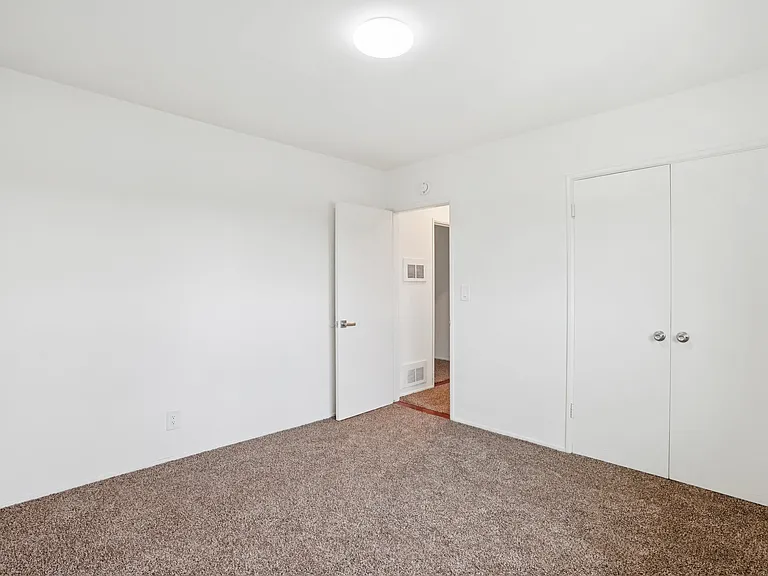 Crenshaw Manor — Photo 16