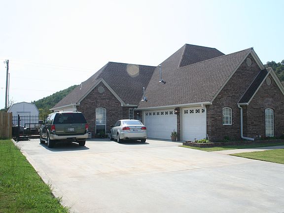 Large Drive W/3 Car Garage