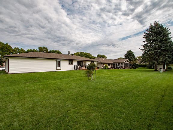 3rd image of 604 Cardinal Dr