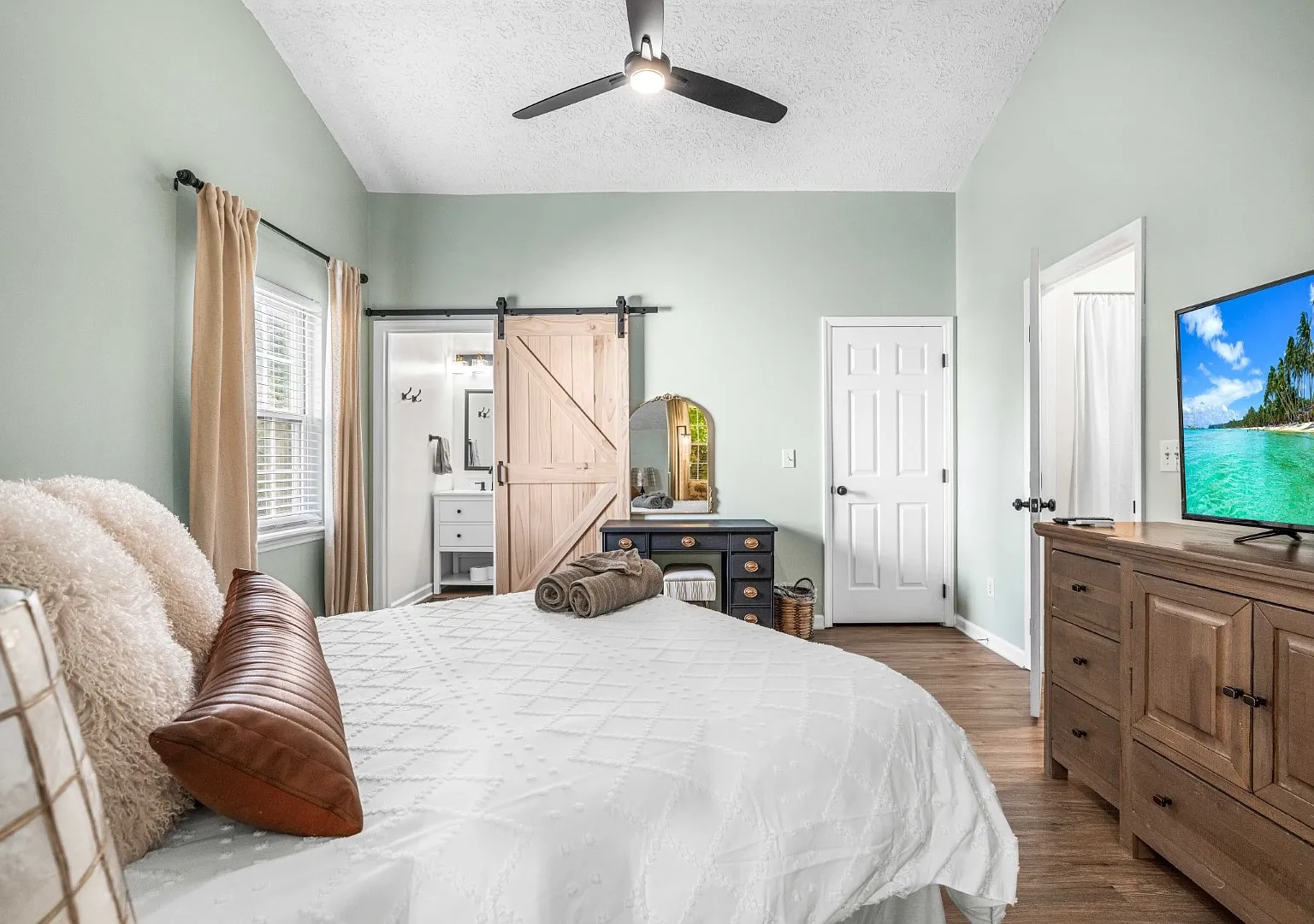 3 bed, 1170 sqft, $3,200 — Photo 1