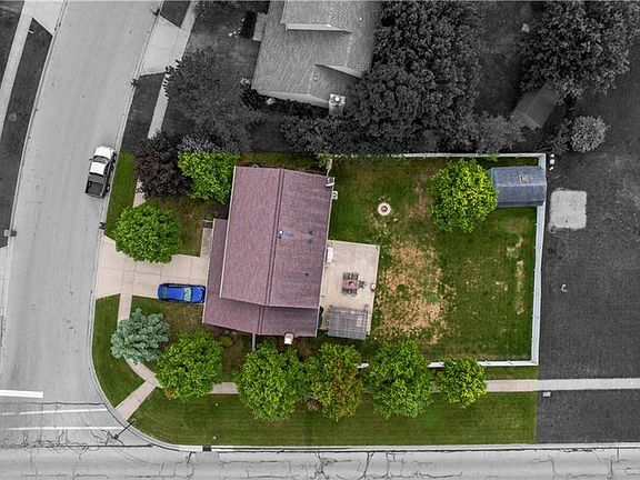 4th image of 1384 Valley Dr