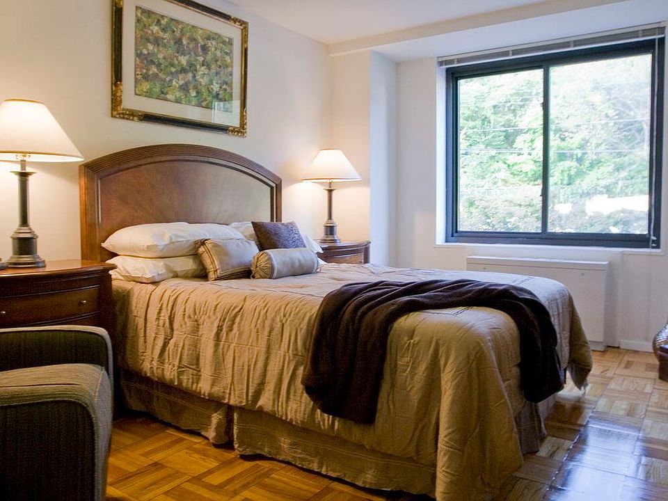 Bedroom with parquet flooring