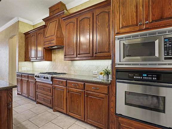 5th image of 8946 Stratford Dr