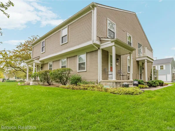 387 Neptune Dr, Walled Lake, MI 48390