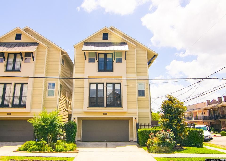 Stunning freestanding stucco home w/private driveway