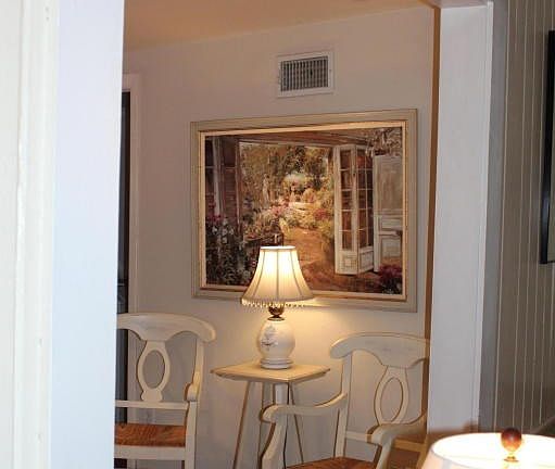 Kitchen sitting area