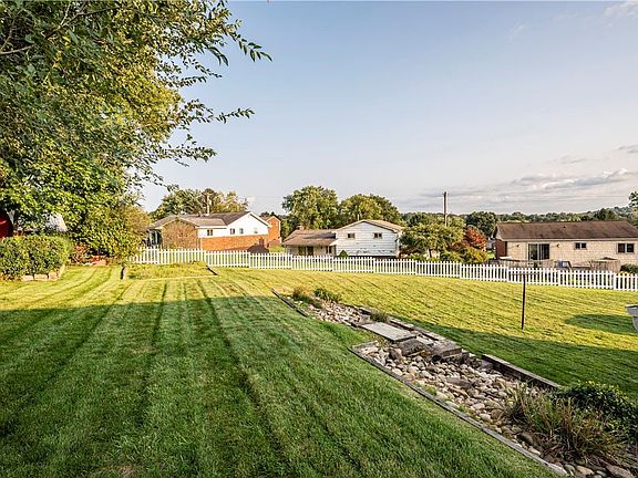 5th image of 324 Interlaken Dr