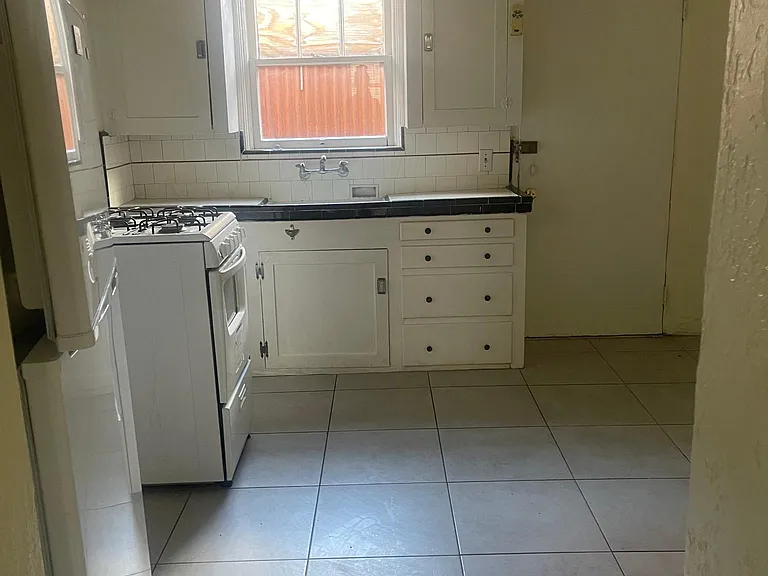 1128 N Tyndall Ave #9 — Photo 8