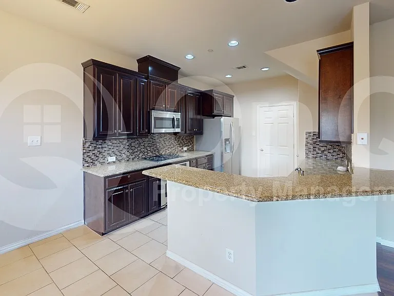 4651 Penelope Ln — Photo 4