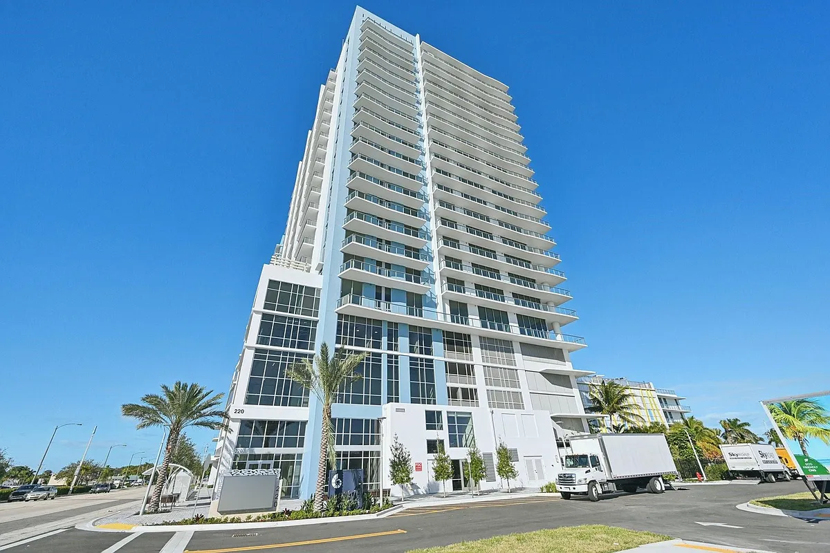 Building Photo - 220 Lake Shore Dr #717