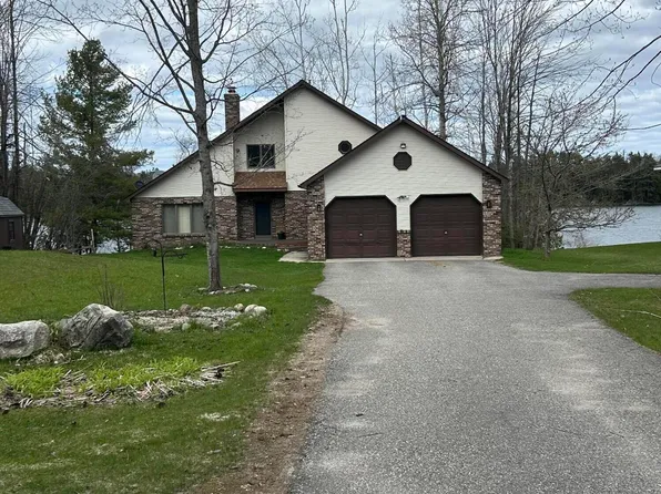 5180 Hiawatha Dr, Cheboygan, MI 49721