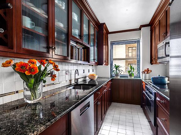 4th image of 120 E 81st St APT 3B