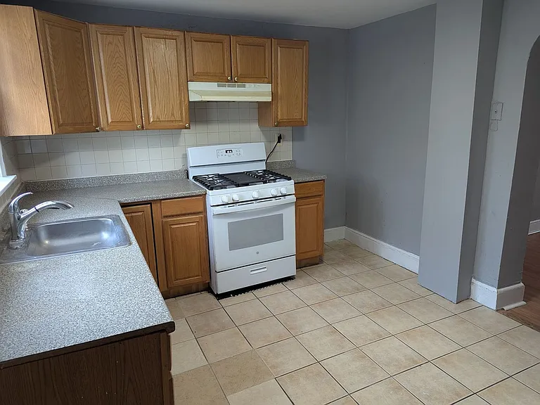 1629 W Juniata St — Photo 11