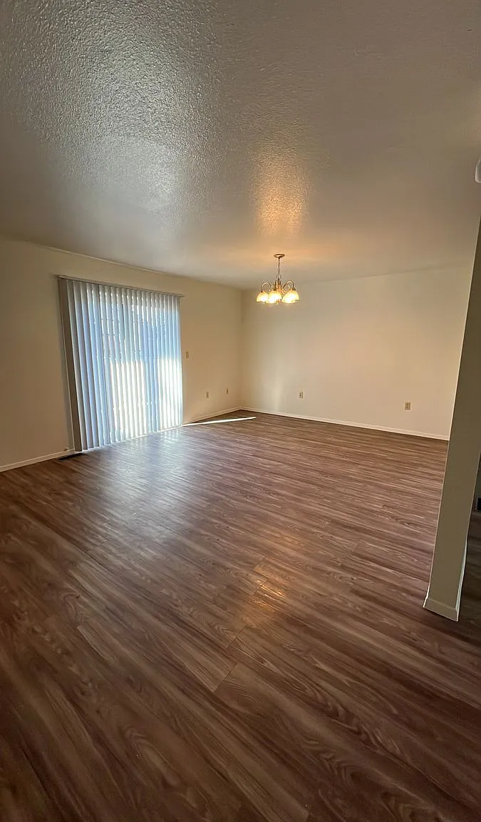 3 bed, 2.5 bath, 1455 sqft, $1,946 — Photo 2