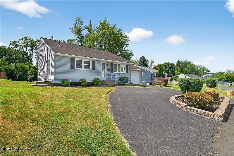 3rd image of 10 Dover Drive