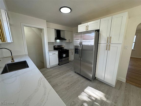 5th image of 3317 W 122nd St