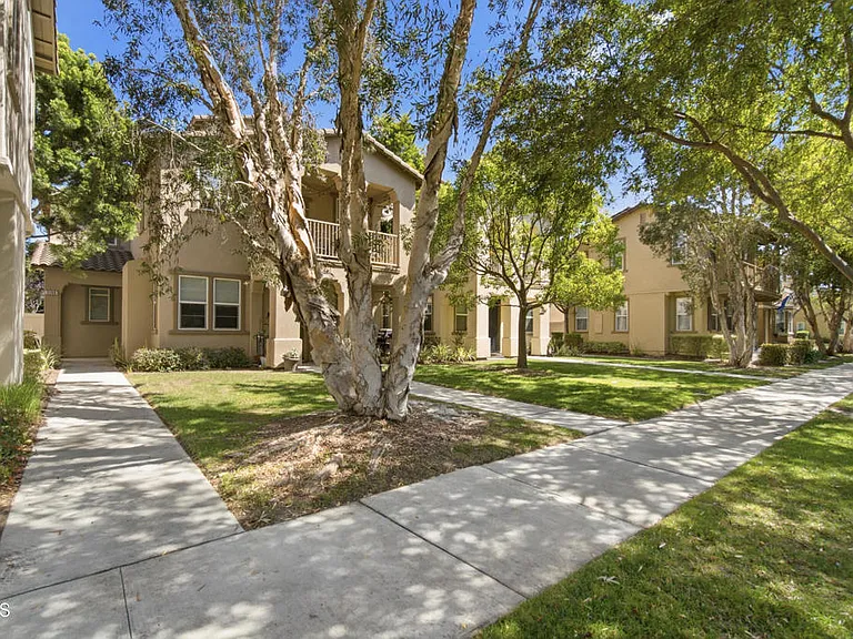 3146 N Ventura Rd — Photo 2
