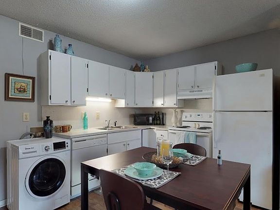 4th image of 301 E 12th St APT 6