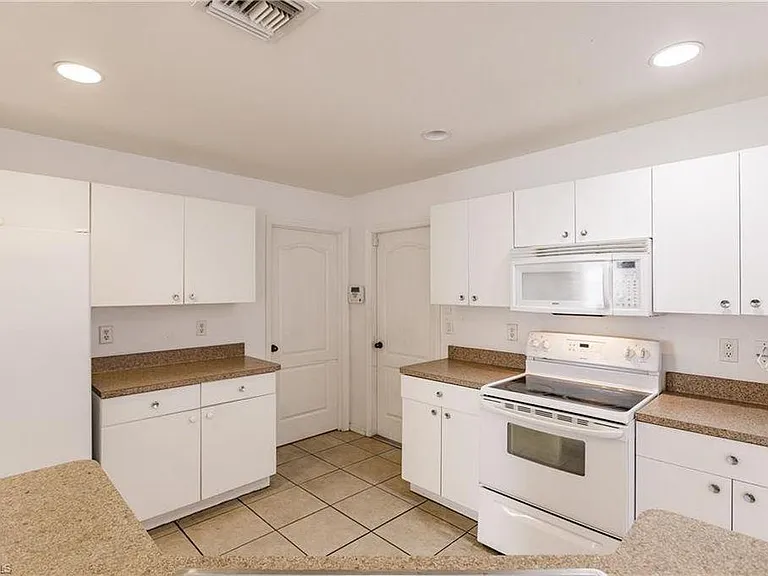 1627 NE 7th Pl — Photo 10