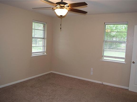 4th image of 300 Cranbrook Dr