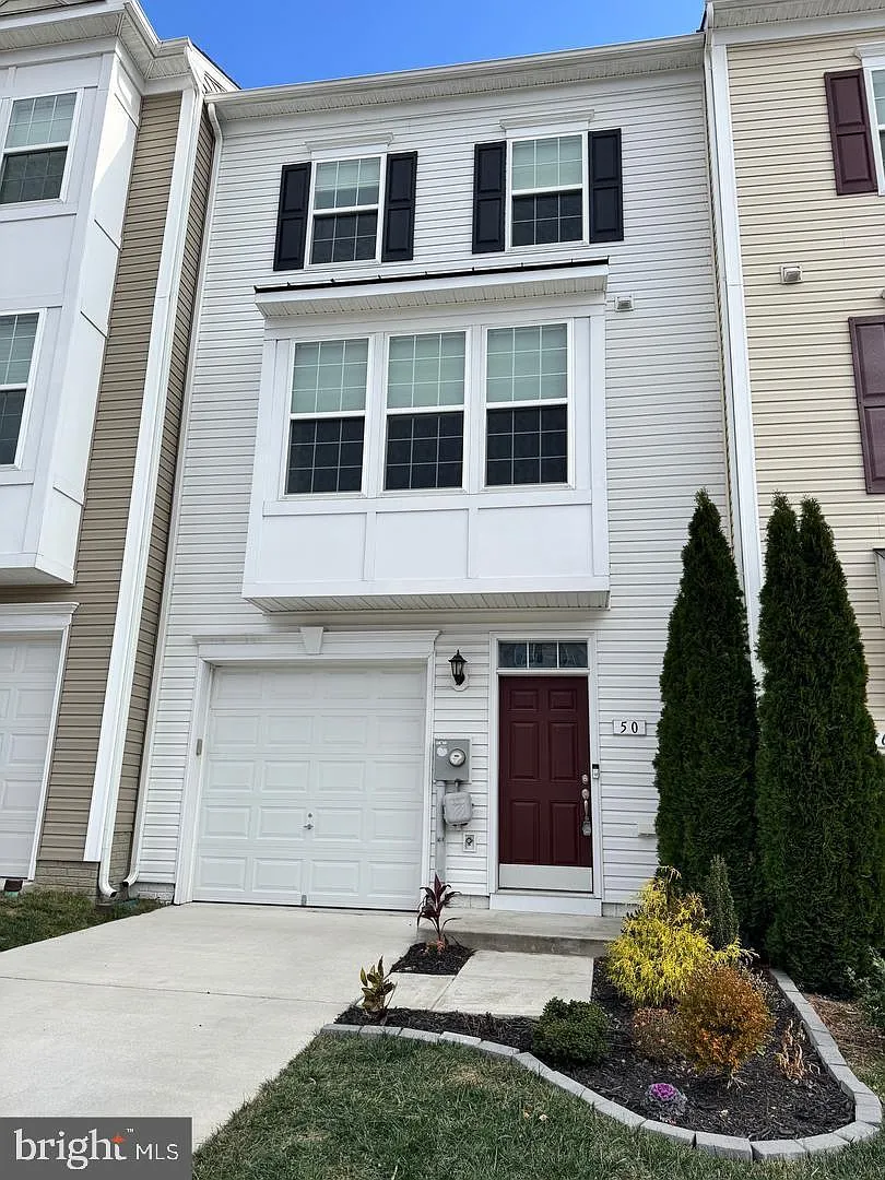 3 bed, 3.5 bath, 1769 sqft, $1,845 — Photo 2