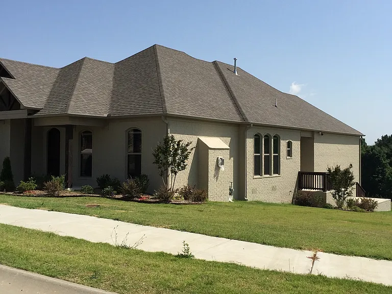 1020 Edinburgh Dr — Photo 3