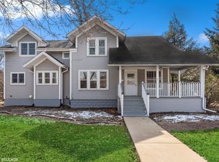 33 E Maple Ave, Roselle, IL 60172