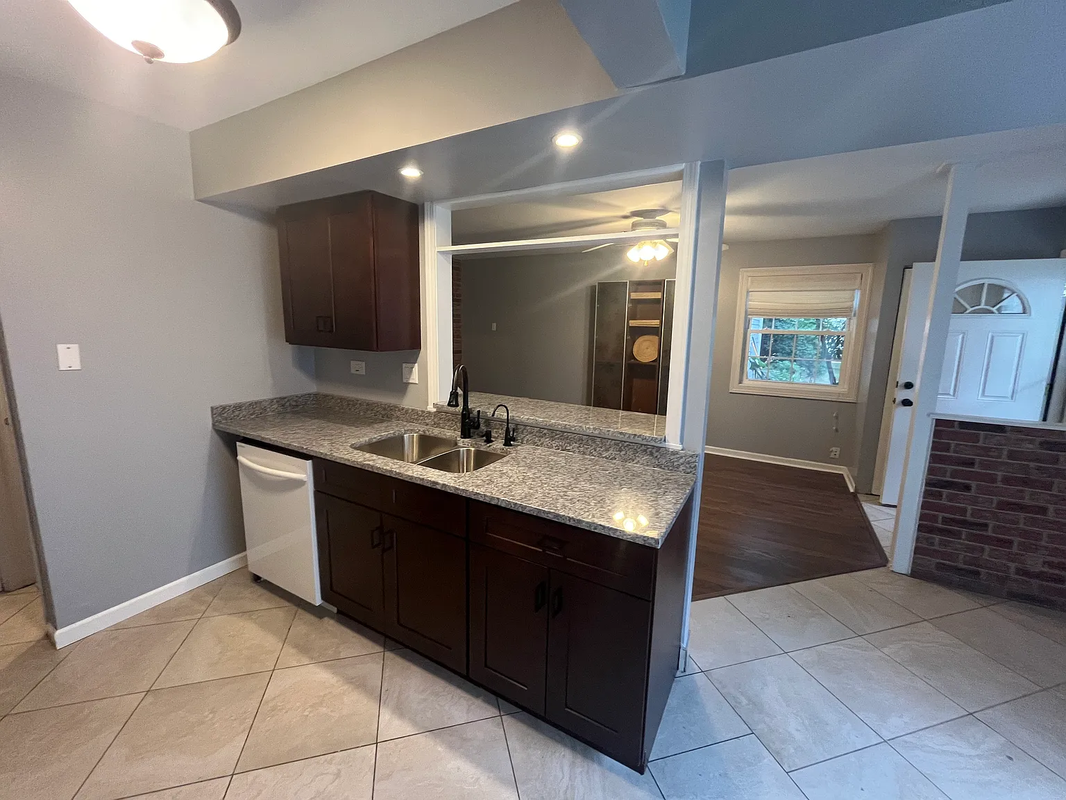 2 bed, 1.5 bath, 1050 sqft, $2,295 — Photo 3