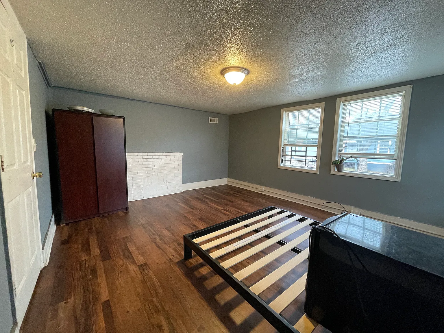 7 bed, 6000 sqft, $750 — Photo 2