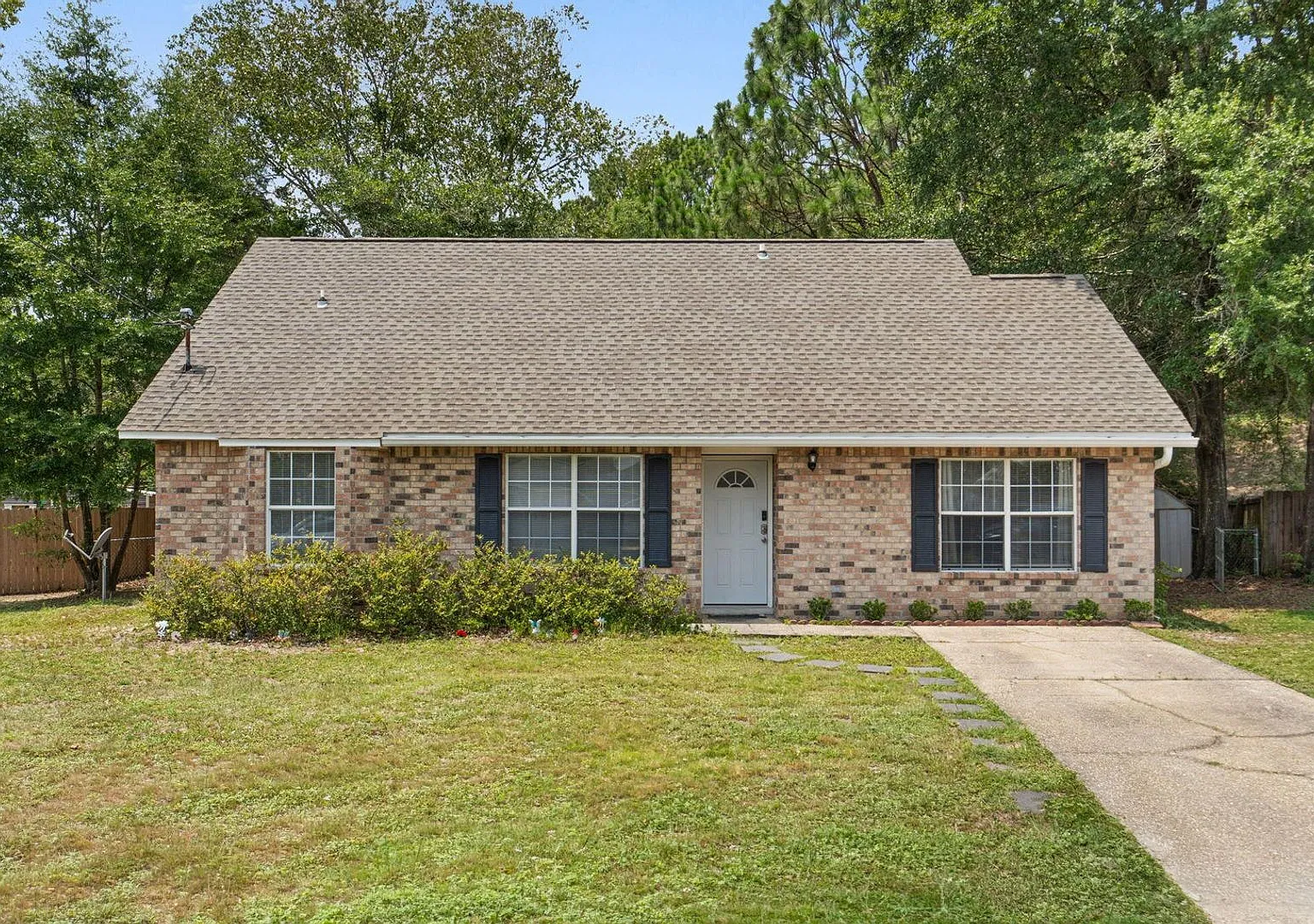 South Crestview Home — Photo 1