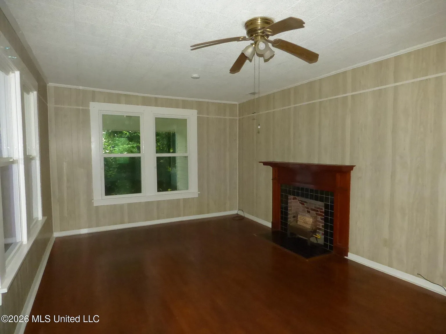 4 bed, 2.0 bath, 2262 sqft, $1,500 — Photo 2