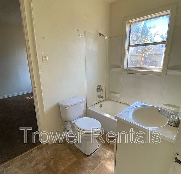 2101 W 10th St #7 — Photo 7
