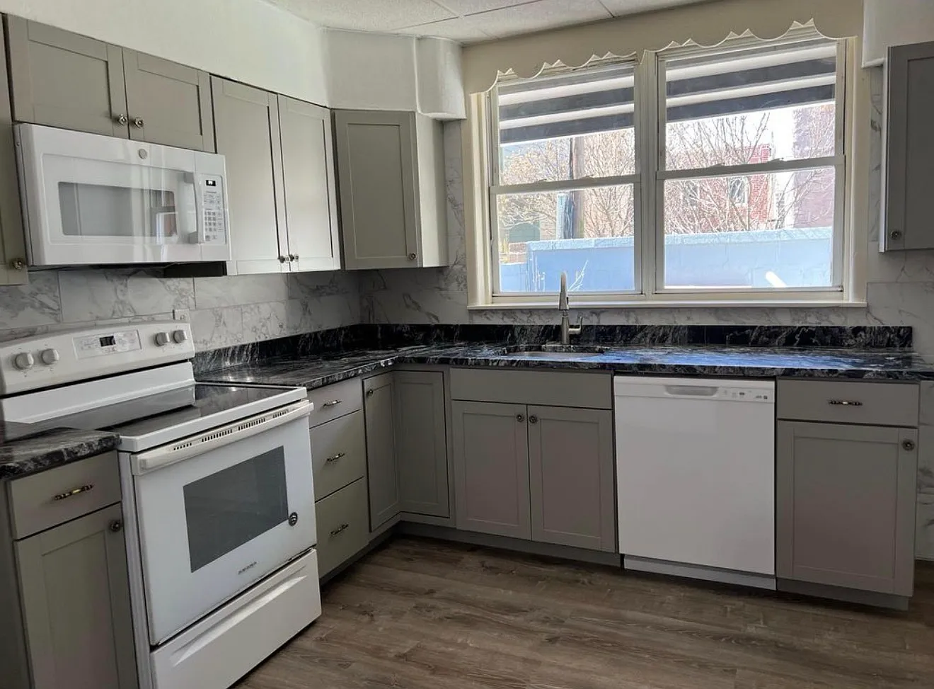 3 bed, 1.5 bath, 1200 sqft, $2,495 — Photo 3