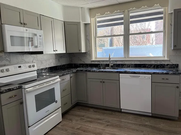 1208 S Alder St — Photo 3