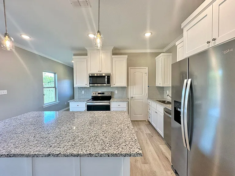 3 Bedroom 2.5 Bathroom Townhomes At Villa Rosa! Now Offering 1/2 Off First Full Months Rent! — Photo 8