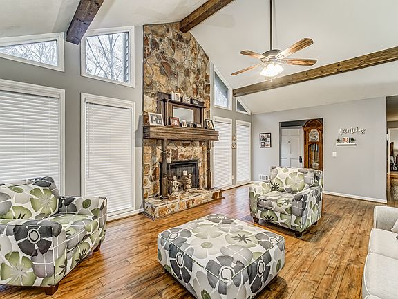 3rd image of 568 White Oak Dr