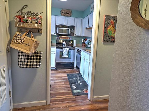 3rd image of 1948 Greenglen Dr APT 201