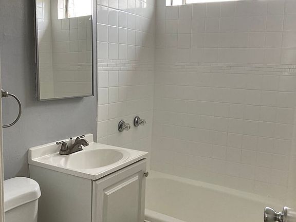 4th image of 415-417 E 20th St #415-A