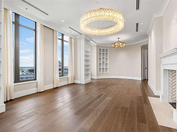 3rd image of 3376 Peachtree Rd NE APT 35A