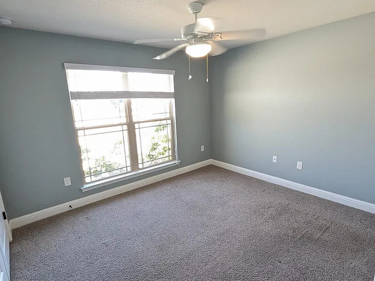 2401 Spur Ln — Photo 7
