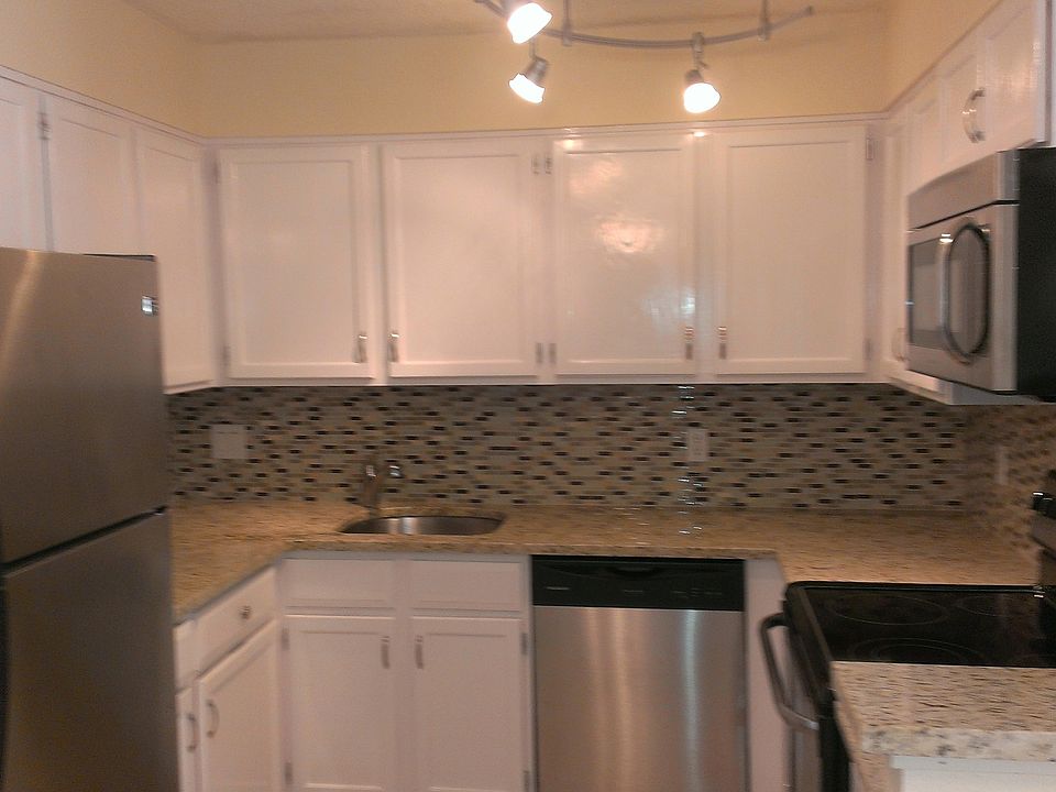 Large Remodeled kitchen, with stainless!!