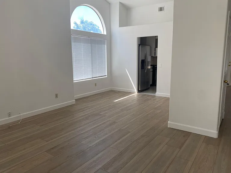 1725 Windsor Pl — Photo 2