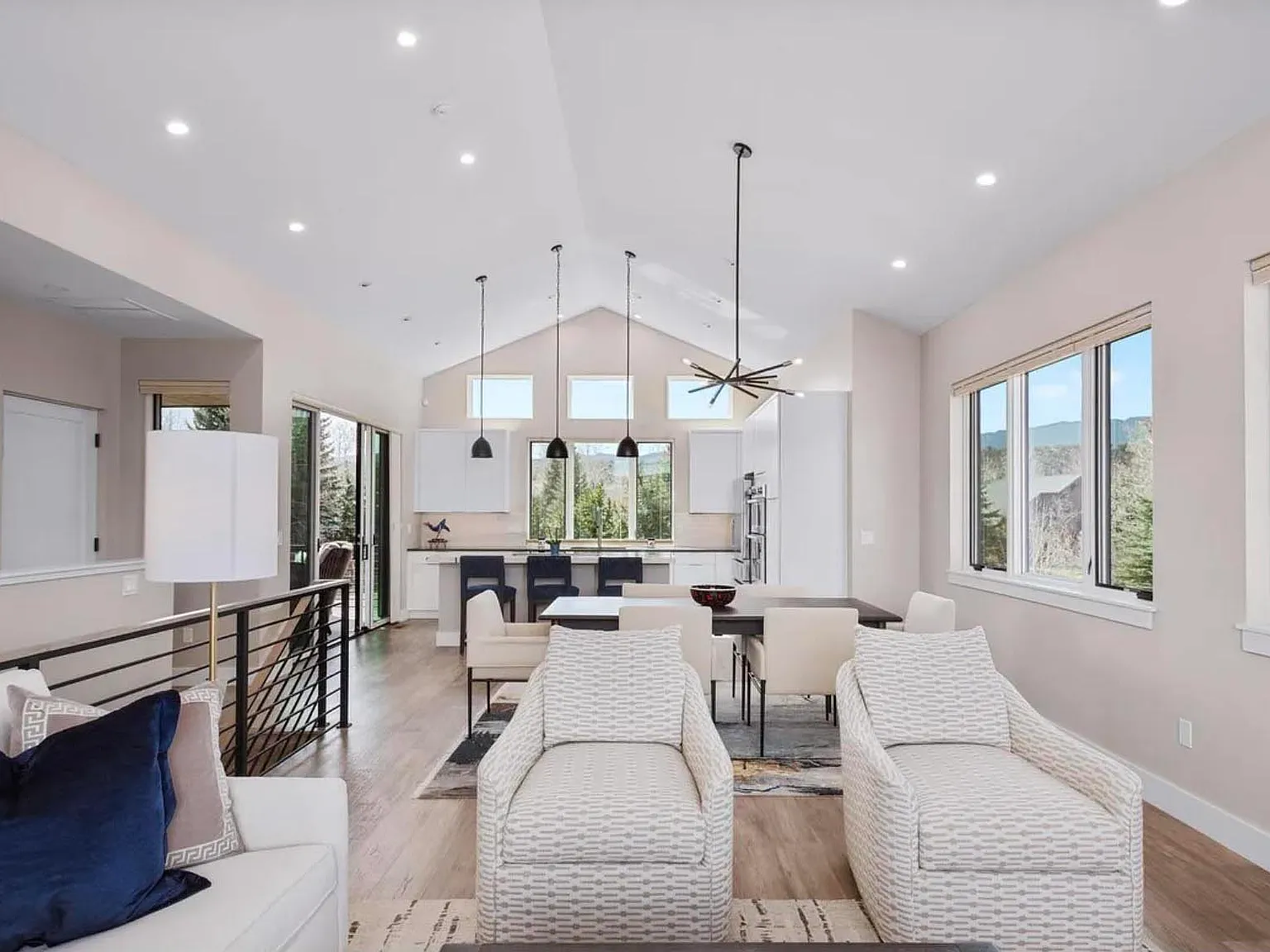 424 Jewels Ln — Photo 4