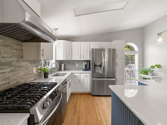 3rd image of 36-36A Headlands Cir