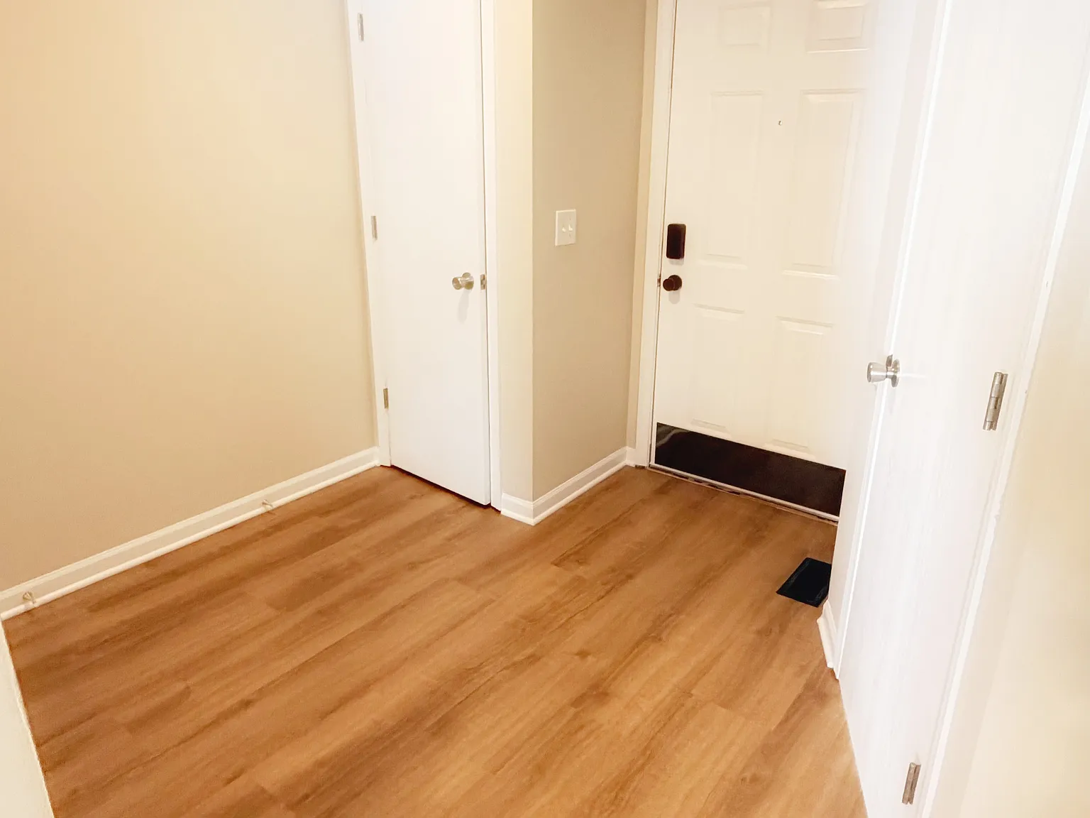 3 bed, 1.5 bath, 1800 sqft, $2,000 — Photo 3