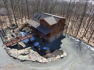 10 Bear Cave Ln, Lakeville, PA 18438