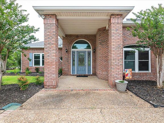 5th image of 128 Country Club Dr W