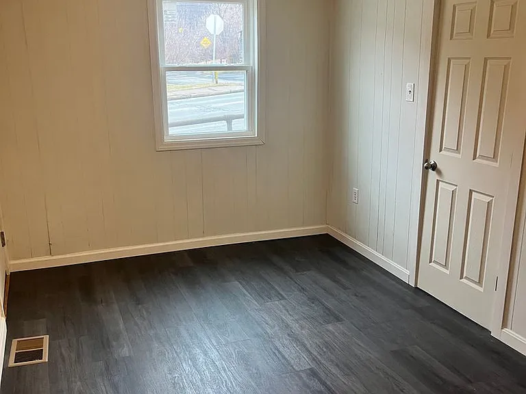 109 Hansen Ave — Photo 3