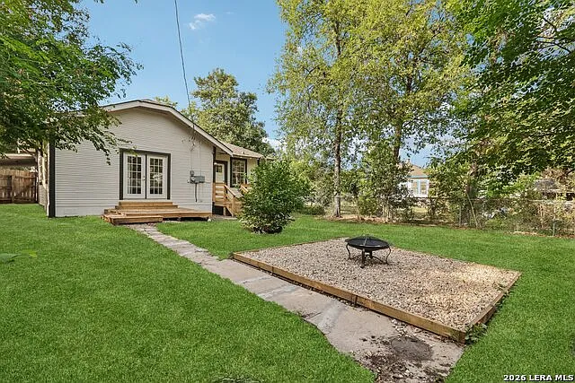 3 bed, 2.0 bath, 1349 sqft, $2,000 — Photo 2